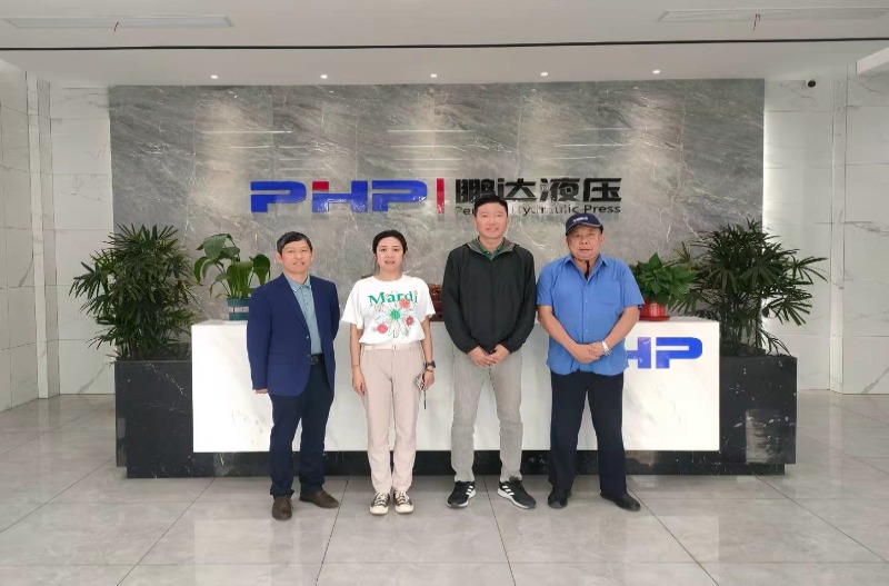 Bumisita ang mga Customer sa Indonesia sa PHP upang Tuklasin ang mga Bagong Oportunidad para sa SMC Press Cooperation