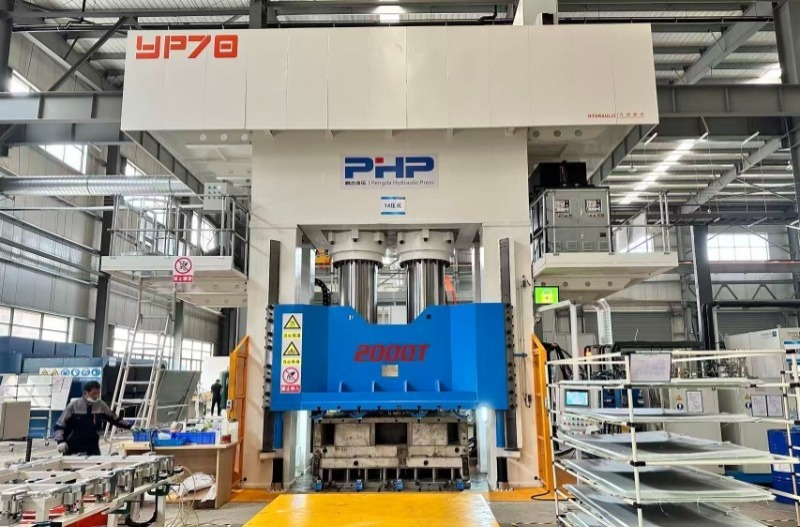 Paano nagpapabuti ng kahusayan sa produksyon ang isang hydraulic molding press?